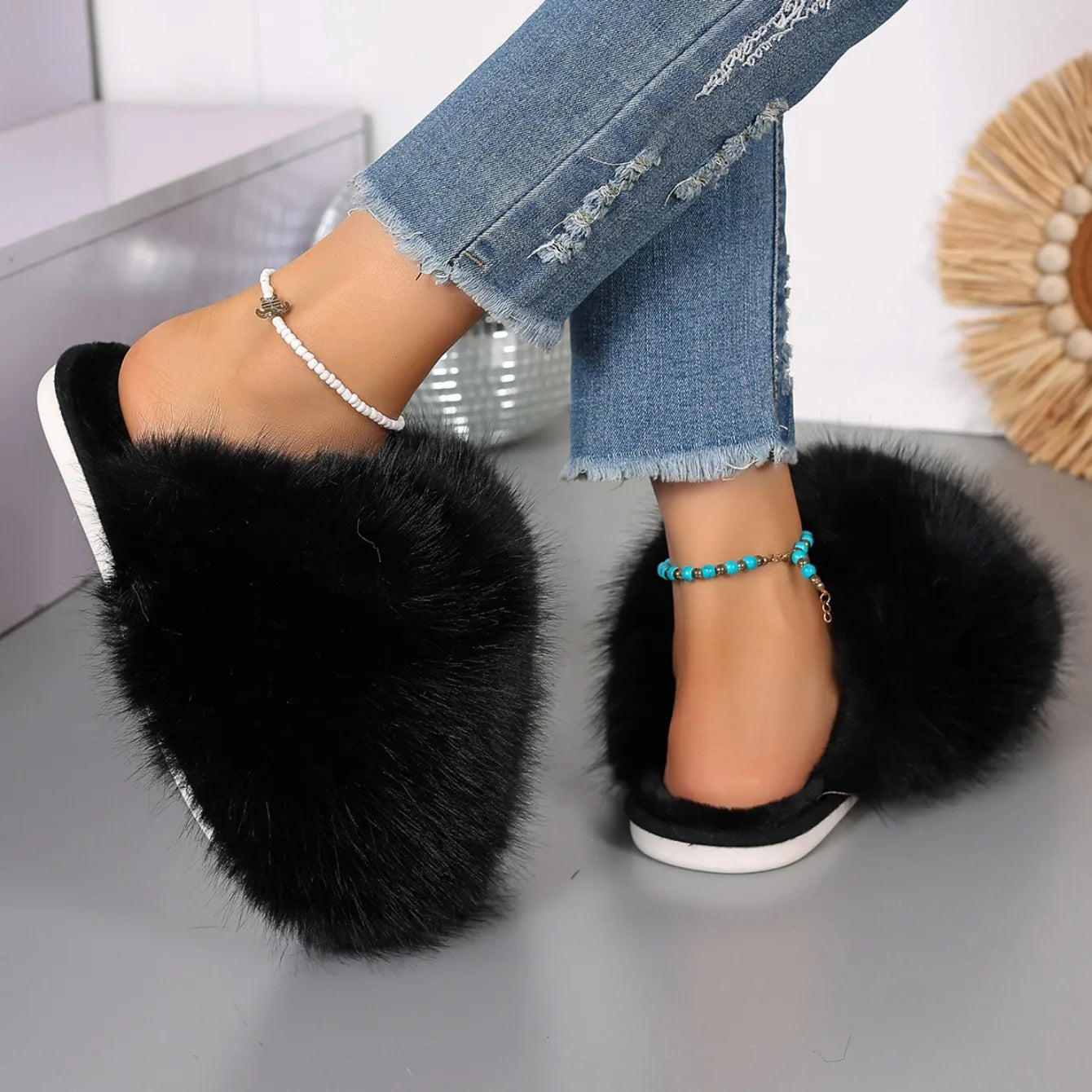 New Winter Women Fashion Fur Slippers Fluffy Cute Plush Women Luxury Outdoor Anti Slip Durable Flat Bottom Slippers Slides Women