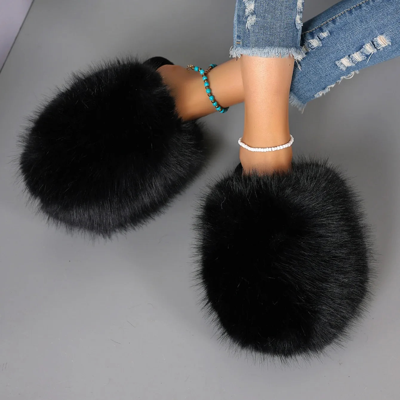 New Winter Women Fashion Fur Slippers Fluffy Cute Plush Women Luxury Outdoor Anti Slip Durable Flat Bottom Slippers Slides Women
