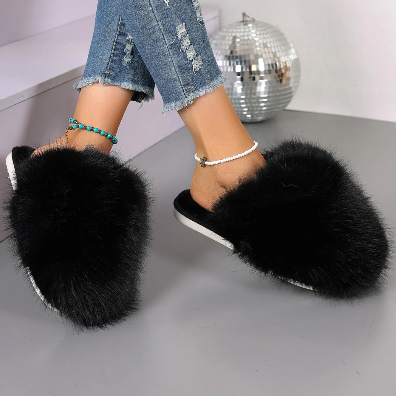 New Winter Women Fashion Fur Slippers Fluffy Cute Plush Women Luxury Outdoor Anti Slip Durable Flat Bottom Slippers Slides Women