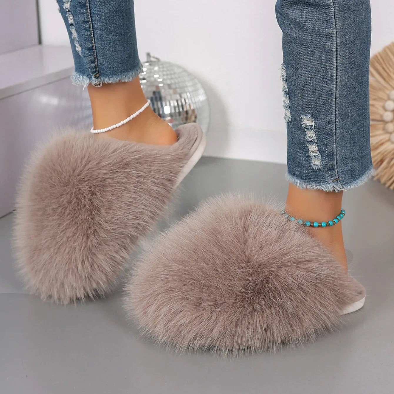 New Winter Women Fashion Fur Slippers Fluffy Cute Plush Women Luxury Outdoor Anti Slip Durable Flat Bottom Slippers Slides Women