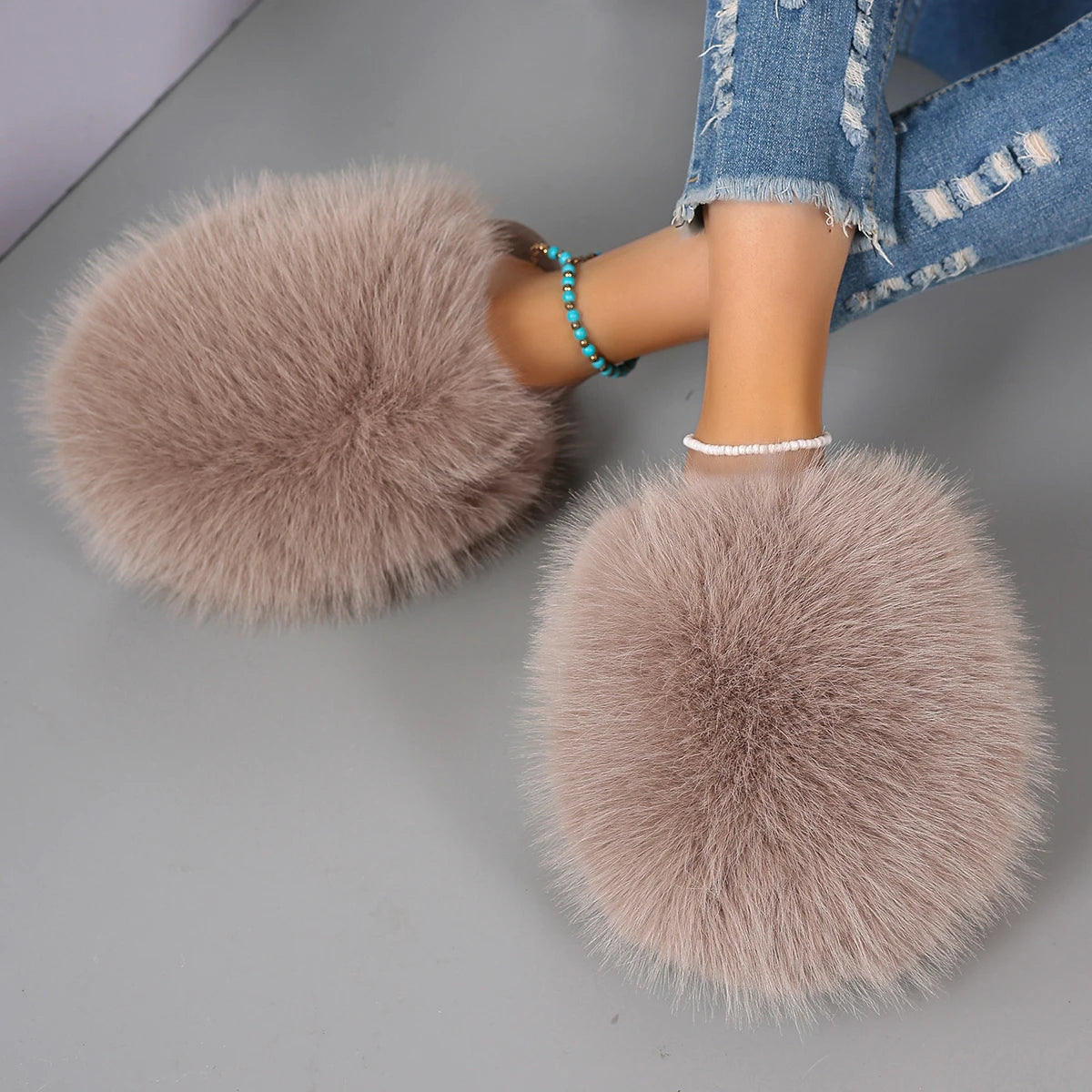New Winter Women Fashion Fur Slippers Fluffy Cute Plush Women Luxury Outdoor Anti Slip Durable Flat Bottom Slippers Slides Women