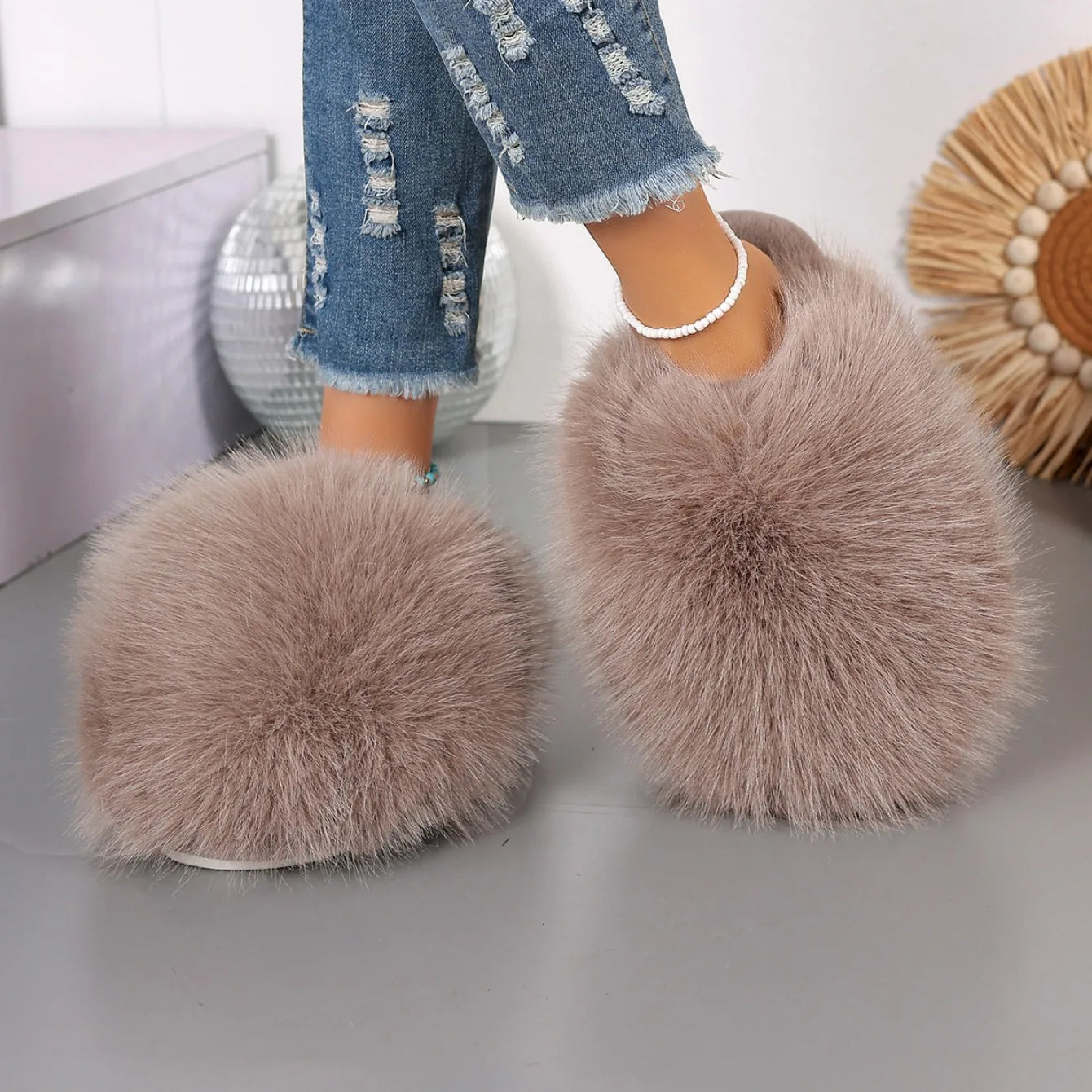 New Winter Women Fashion Fur Slippers Fluffy Cute Plush Women Luxury Outdoor Anti Slip Durable Flat Bottom Slippers Slides Women