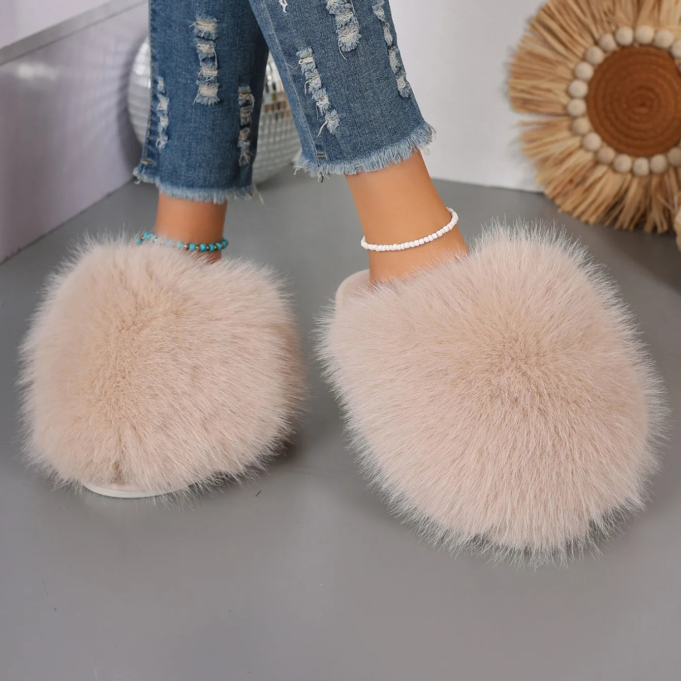 New Winter Women Fashion Fur Slippers Fluffy Cute Plush Women Luxury Outdoor Anti Slip Durable Flat Bottom Slippers Slides Women