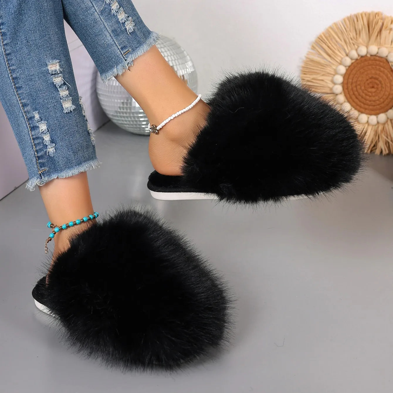 New Winter Women Fashion Fur Slippers Fluffy Cute Plush Women Luxury Outdoor Anti Slip Durable Flat Bottom Slippers Slides Women
