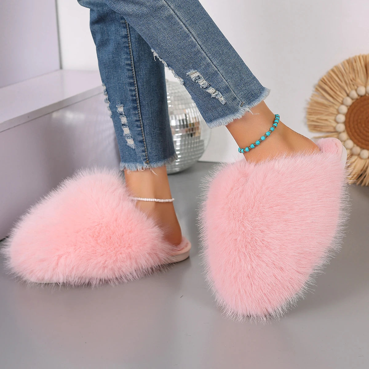 New Winter Women Fashion Fur Slippers Fluffy Cute Plush Women Luxury Outdoor Anti Slip Durable Flat Bottom Slippers Slides Women