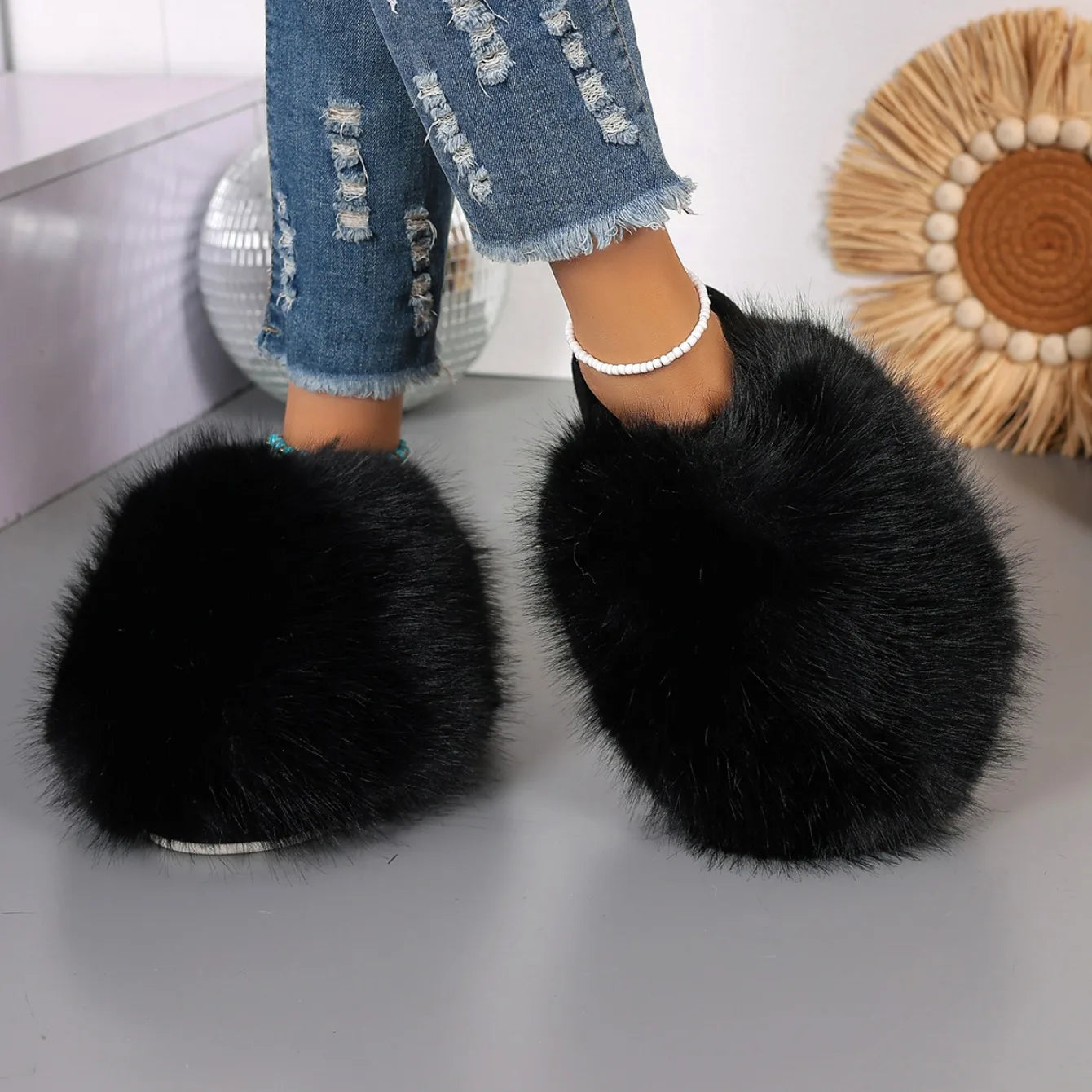 New Winter Women Fashion Fur Slippers Fluffy Cute Plush Women Luxury Outdoor Anti Slip Durable Flat Bottom Slippers Slides Women